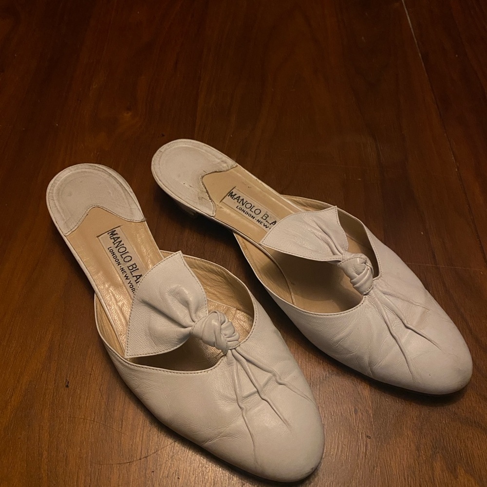 Manolo Blahnik White Leather Closed Toe Slip On Shoes with Small Heel Size 38.5